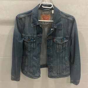 Womens Medium Levi’s Denim Jacket